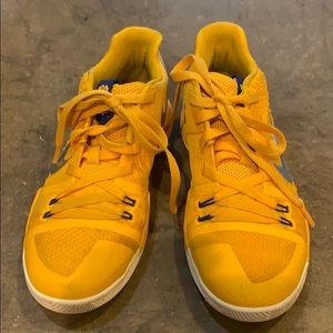 Kyrie Irving 3’s  size kids 4.5